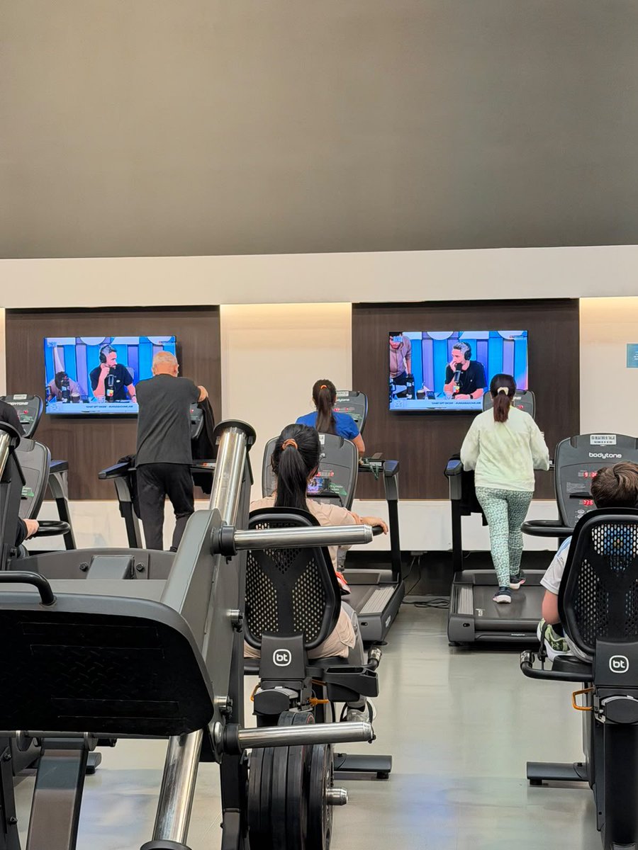 cmdeluzu's tweet photo. hice que pongan luzu en el gym así no me lo perdía https://t.co/4gm15GfOsu