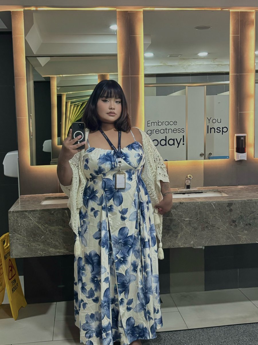 gwennfuckss's tweet photo. The tiktok vs. the mirror pic https://t.co/XdZNbEcaXs