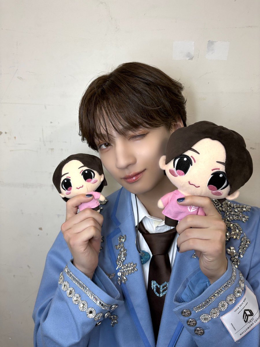 ICEx_official's tweet photo. 🦐 #エビライ2026 🦐

＼ #ICEx #志賀李玖 💙／

顔の大きさ桃2個分！🍑
2004.5.20 22歳
〈SUPER★DRAGON〉 
#ジャン海渡  さん役で出演！✨

エビライ3日目ありがとうございました！

プン☆ジェラ＆HAMIGAKIどうでしたかー？たくさんコールありがとう🥰

そして、シャッフルではSUPER★DRAGONのジャンくんをやらして頂きました！
僕のだーーーい好きな曲｢NPC｣
そして、ラップなど最高��楽しかったです！

おうちゃんもおつかれさんね！
かっこよかったぜ👍

明日も幸せな一日にしようね！

▼Instagram📷
https://t.co/Z7BiWymTfR

▼ICEx公式HP🧊
https://t.co/Oryxm49Vhf
 
#EBiDAN #Yes_EBiDAN15th