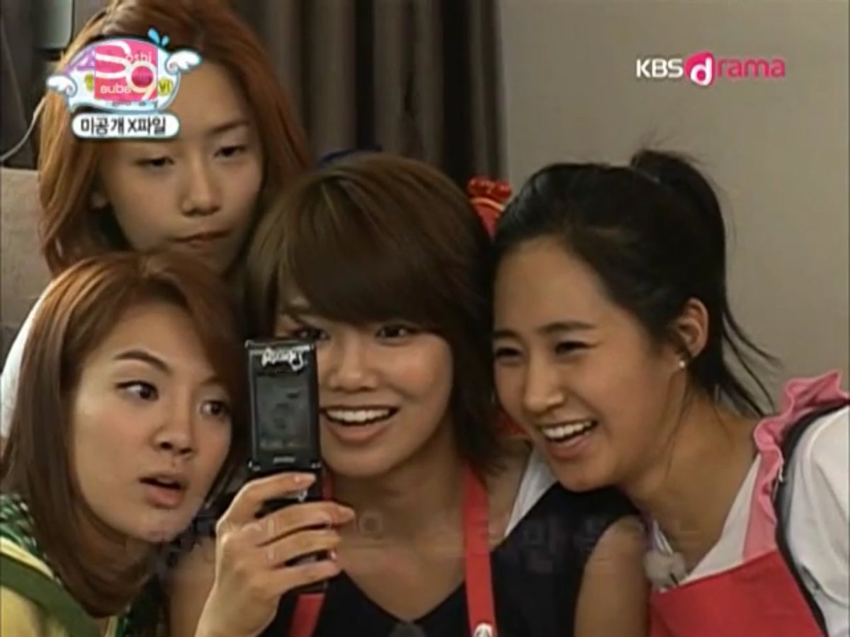 daisyjty's tweet photo. kids, that's how snsd communicated with each other back then https://t.co/DsKWS7eC9d