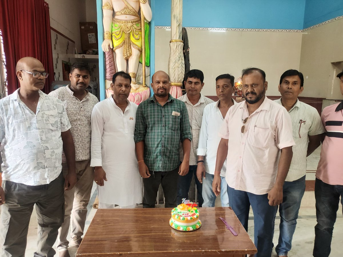 AIRAAAOFFICIAL's tweet photo. नयागांव जमालपुर दुर्गा स्थान में 75वां जन्मदिवस समारोह 🎂

अप्रेंटिस साथियों ने मिलकर माननीय एआईआरएफ महामंत्री @ShivaGopalMish1 जी का 75वां जन्मदिवस मनाया। विशाल, राजू, धरामजीत, राजेश, गुप्ता जी, सूद्दू सहित कई साथी उपस्थित रहे। 💐🙏
@airfindia @AIRF_COMMS https://t.co/fdquodDN44