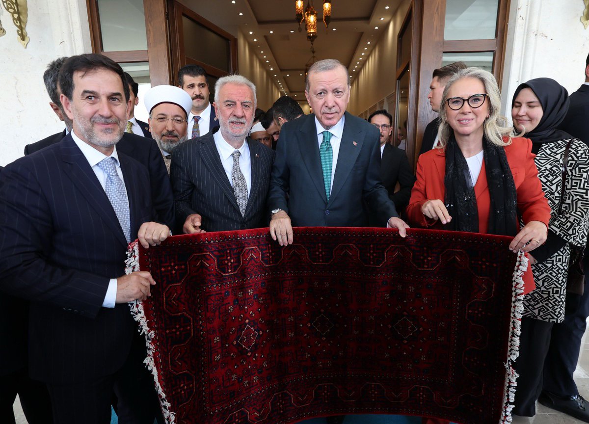 CeydaBC35's tweet photo. 📍Süleyman Bölünmez Eğitim Vakfı Camii, Ankara

Dün Cuma namazını, kıymetli babam Süleyman Bölünmez’in banisi olduğu vakıf camimizde eda eden Cumhurbaşkanımız Sayın @RTErdogan’ı ağırlamaktan büyük bir onur ve bahtiyarlık duyduk.

Ziyaretleri vesilesiyle, Camimiz bünyesinde yer alan ve Kültür ve Turizm Bakanlığı’na bağlı 31.000 kitap kapasiteli, 150 oturma alanlı kütüphanemizi de yakından inceleyerek gençliğe ve eğitime verdikleri değeri bir kez daha gösterdiler.

Ayrıca 220 güneş paneliyle kendi elektriğini üreten , DC hızlı şarj istasyonundan engelli erişim sistemlerine, sanatsal ve kültürel faaliyet alanlarımızdan çocuk oyun alanlarına kadar modern bir külliye anlayışıyla hayata geçirdiğimiz camimizdeki imkanları ve sosyal alanları da yerinde inceleme fırsatı buldular. Eğitime, hayır işlerine, çevreye ve vakıf kültürüne her daim kıymet veren Sayın Cumhurbaşkanımıza, nazik teşrifleri ve hayır duaları için şükranlarımı sunuyorum.

Ülkemize ve milletimize hizmet yolunda liderliğiyle bizlere rehberlik eden Sayın Cumhurbaşkanımızın ziyareti, hem ailemiz hem de vakfımız adına unutulmaz bir hatıra oldu.

Rabbim devletimize zeval vermesin, Sayın Cumhurbaşkanımızı başımızdan eksik etmesin, birliğimizi ve beraberliğimizi daim kılsın inşallah. 🇹🇷