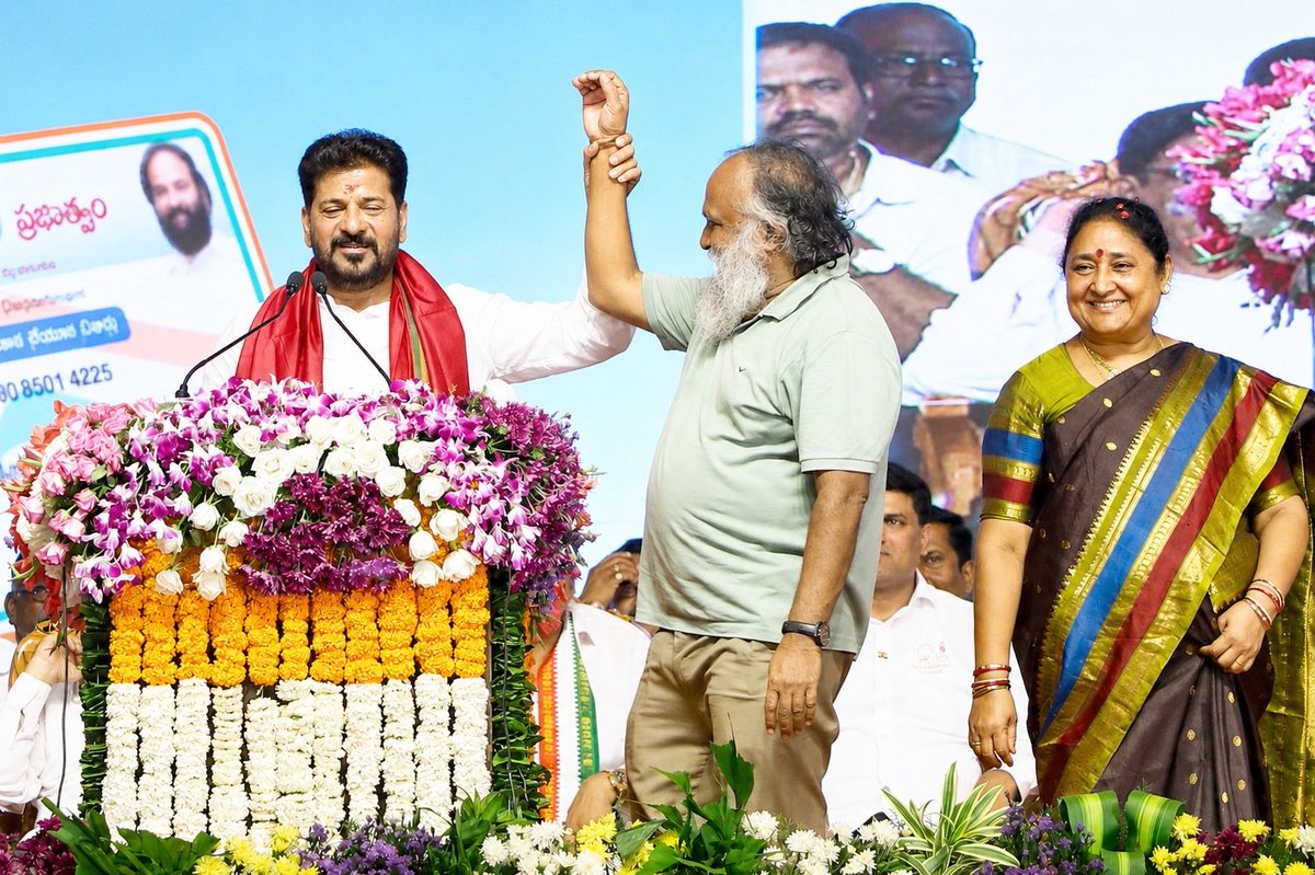 ImJaggaReddy's tweet photo. జగ్గారెడ్డి ఎన్నికల్లో నిలబడల్నా, వద్దా.. ఎక్కడ నిలబడాలి అని డిసైడ్ చేసేది నేను కాదు, పీసీసీ అధ్యక్షుడు మహేష్ గౌడ్ కాదు.. జగ్గన్న ఎక్కడ నిలబడాలో డిసైడ్ చేసేది రాహుల్ గాంధీ : సీఎం రేవంత్ రెడ్డి 

#Jaggareddy #RahulGandhi #CMRevanthReddy #Congress #CMrevanthReddySpeech https://t.co/ZXoEBO2NNP
