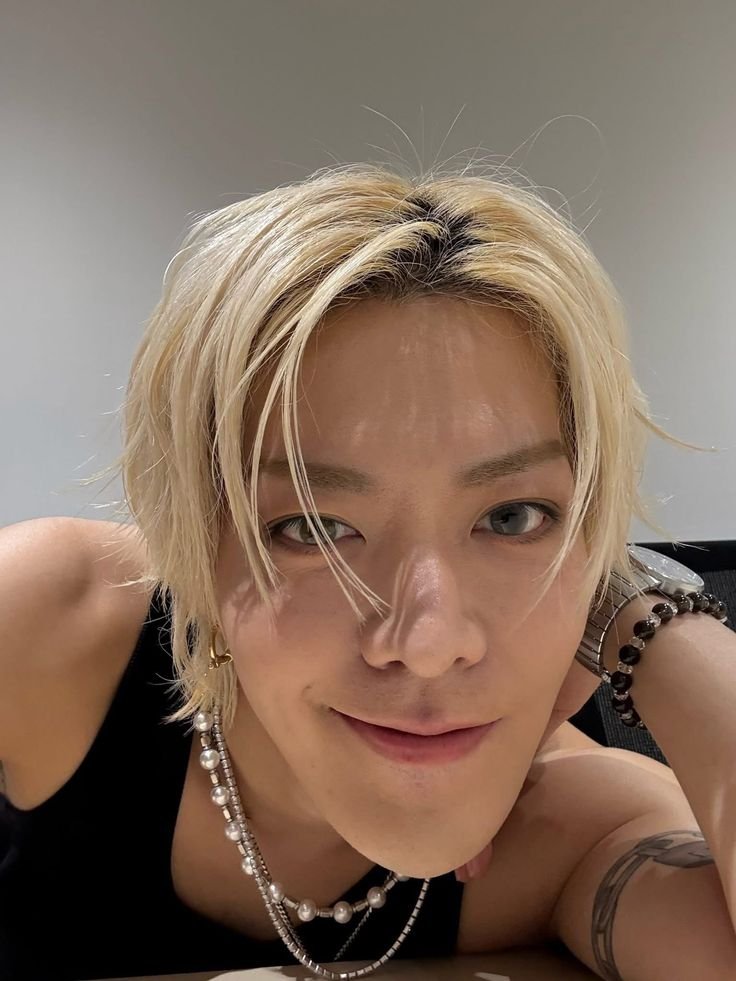 evanwindz's tweet photo. @jenogwon mlher, vc quer falar de beleza sendo fã dessa monstruosidade? reveja urgentemente suas referências de beleza https://t.co/MyAq0sXvQP