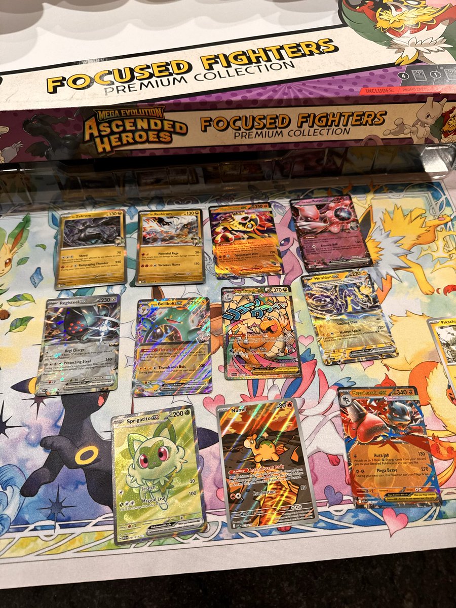 XPokeVerseBK's tweet photo. How we feeling about these pulls? 👀

What’s your best hit from a Focused Fighters box?

#PokemonTCG https://t.co/brC2vXRxC8