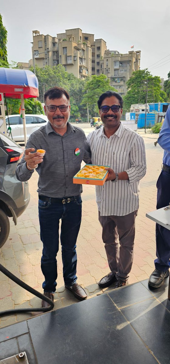 HiraFuels's tweet photo. JAI HIND!!! India's 80th Independence Day celebrated at Hira Fuels, Tricolor gifts, Sweets &amp; Chocolates were distributed on this auspicious occasion!!!
#HPCL
#IndependeceDay2026 
#gurugram @hpcl_gurugram @hpcl_retail https://t.co/VplZyzrLxr