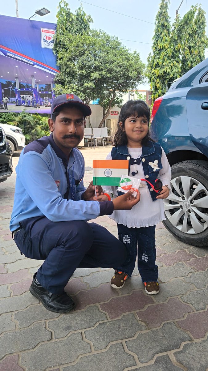 HiraFuels's tweet photo. JAI HIND!!! India's 80th Independence Day celebrated at Hira Fuels, Tricolor gifts, Sweets &amp; Chocolates were distributed on this auspicious occasion!!!
#HPCL
#IndependeceDay2026 
#gurugram @hpcl_gurugram @hpcl_retail https://t.co/VplZyzrLxr