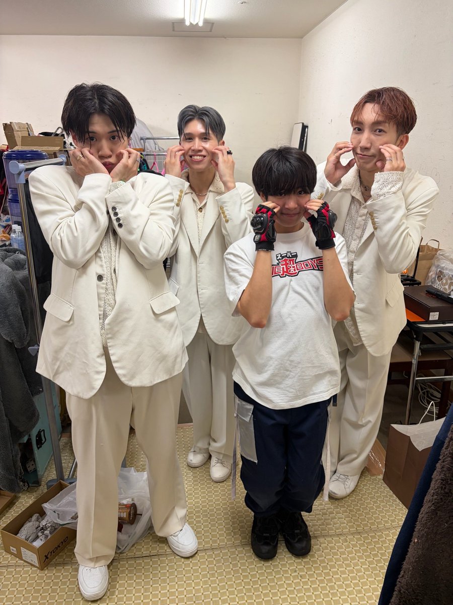 ninosuke0424's tweet photo. 『御老公の湯 』へお越し頂きありがとうございました🦸🏻‍♂️♨️

愛情満点なお花をみんなから掛けてもらえて幸せだったな！😊

照明もばちばちで気持ちよかった！！

ZANPAさんも優しくてあったかい空間でした！！次は一緒に歌ったり踊ったりしたいなあ😌

3daysの最終日会いにきてくれてありがとう🤍 https://t.co/TIOSBCe42B