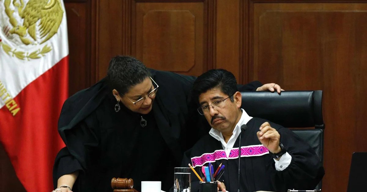 Juan_OrtizMX's tweet photo. 🗳️📌 LA NUEVA CORTE QUIERE REGRESAR “PRIVILEGIOS”

La nueva Suprema Corte llegó entre promesas de presunta austeridad.

Durante 2026 eliminó prestaciones, apoyos y plazas para reducir gasto.

Pero luego pidieron camionetas blindadas de varios millones.

Y ahora el Pleno aprobó por mayoría pedir 6 mil 104 millones de pesos para 2027.

Un aumento real de 12.7%.

Y dentro del anteproyecto aparece algo que ellos mismos habían criticado.

Volver a contratar seguro de gastos médicos mayores para el personal de la Corte.

La Corte también justifica el aumento con mantenimiento preventivo de instalaciones y proyectos de innovación.

Entre ellos, renovar gradualmente el equipo tecnológico de Plural TV, que tiene más de 20 años de antigüedad.

Así que la nueva Corte pasó de presumir austeridad a pedir más presupuesto.

Y de eliminar prestaciones a plantear recuperarlas.

En fin.