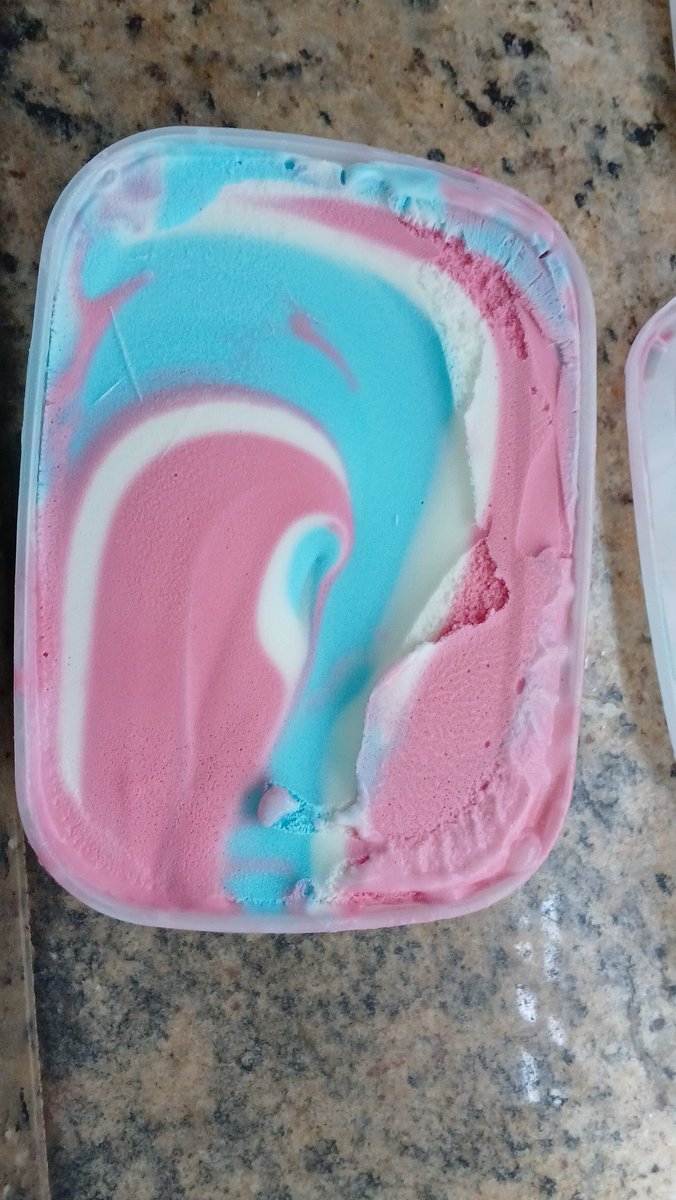 senshi_real's tweet photo. qual é o sabor desse sorvete? https://t.co/c2AibFRKih