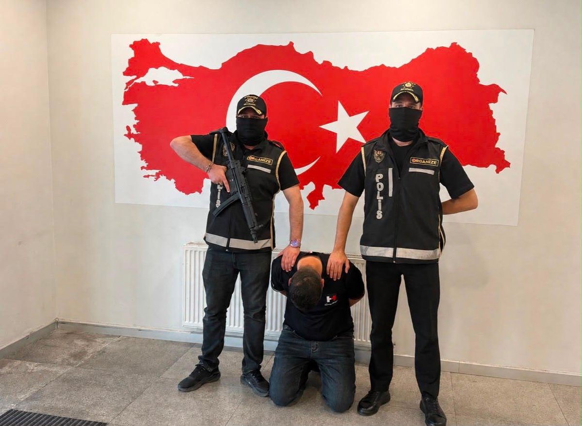TC_icisleri's tweet photo. Yeni nesil suç örgütleriyle mücadelemize kararlılıkla devam ediyoruz.

Emniyet Genel Müdürlüğü KOM Başkanlığı ve Cumhuriyet Başsavcılıkları koordinesinde İstanbul Emniyet Müdürlüğü Organize Suçlarla Mücadele Şube Müdürlüğü ve Azerbaycan Polisi iş birliğiyle yürütülen ortak çalışmalar sonucu uluslararası boyutta önemli bir operasyon düzenlendi.

Yürütülen çalışmalarda; iş yeri kurşunlama ve iş insanlarından tehditle para istemek suretiyle yağmaya teşebbüs etme olaylarına karışan, bu suçlardan halen cezaevinde tutuklu bulunan yeni nesil suç örgütü üyeleriyle irtibatlı olan Ö.A.K. isimli şahsın izine ulaşıldı.

Hakkında “Kasten Adam Öldürme, Kullanmak İçin Uyuşturucu veya Uyarıcı Madde Satın Almak, Kabul Etmek, Bulundurmak ve Kullanmak ile iki ayrı Ruhsatsız Ateşli Silahlarla Mermileri Satın Alma veya Taşıma" suçlarından yakalama kararı bulunan Ö.A.K. isimli şahıs, Bakü’de yakalanarak ülkemize getirildi.

Organize suç örgütleri ve şehir eşkıyalarıyla mücadelemizi, sınırlarımızda da sınır ötesinde de kararlılıkla sürdürüyoruz.

Kahraman Polislerimizi, KOM Başkanlığımızı İstanbul Emniyet Müdürlüğümüzü ve emeği geçenleri tebrik ediyoruz. 

Azerbaycan Polisine teşekkür ediyoruz.