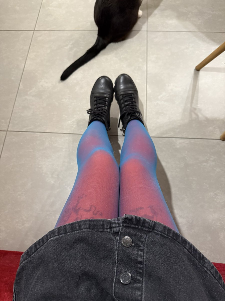 nessaaurus_'s tweet photo. preciso urgentemente de uma roupa mt divonica pra fazer jus a essa combinação de meias https://t.co/2V7GaQumSz