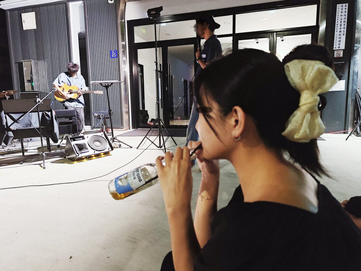 KTBOY69's tweet photo. 第一次在路邊欣賞樂團表演
聽著歌聲與音樂
吹著涼風
喝著冰啤酒真的很愜意😊

吉他手的指彈很好聽
特意上傳與大家分享❤️ https://t.co/WAYfBU6yFF