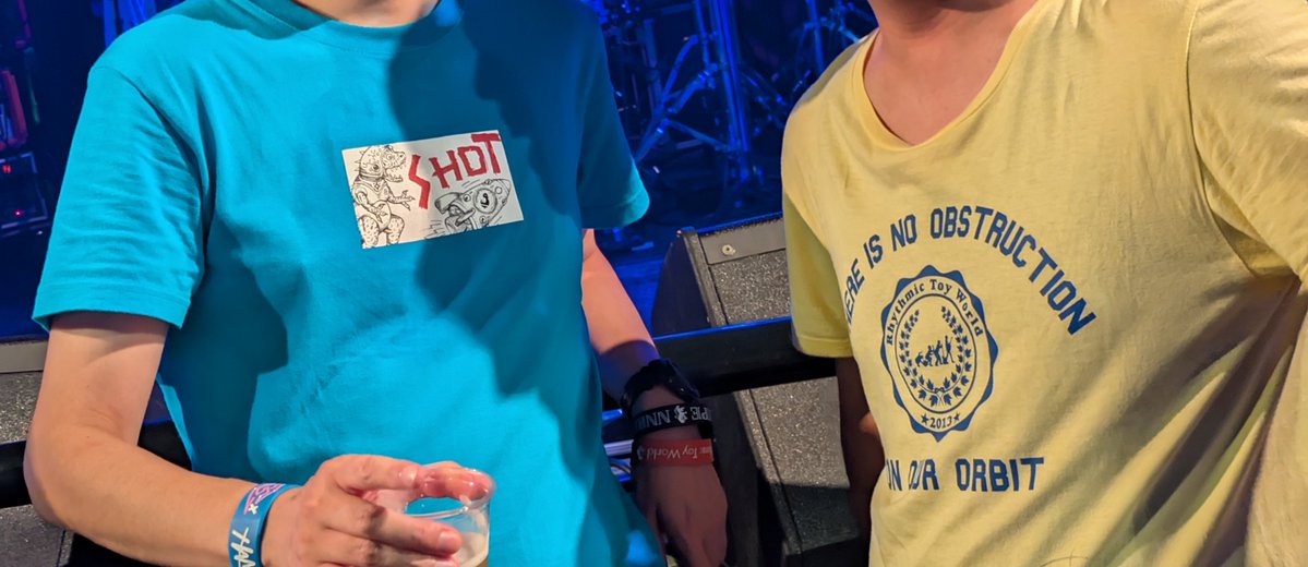 orbit_yellow's tweet photo. 福岡へ行く度に「CRAWLで待ってる」と言い続けて何年経ったかは分からない。やっと2色がCRAWLで揃う事ができた。もう軌道上Tシャツはヘタヘタ。それでも着続けた理由はあったんだと思う。キッカケのバンド同士が思い出の場所でツーマン。今日に色んなことが揃ってた気がする。おかえり。またCRAWLで！ https://t.co/t3ynIkpOJE
