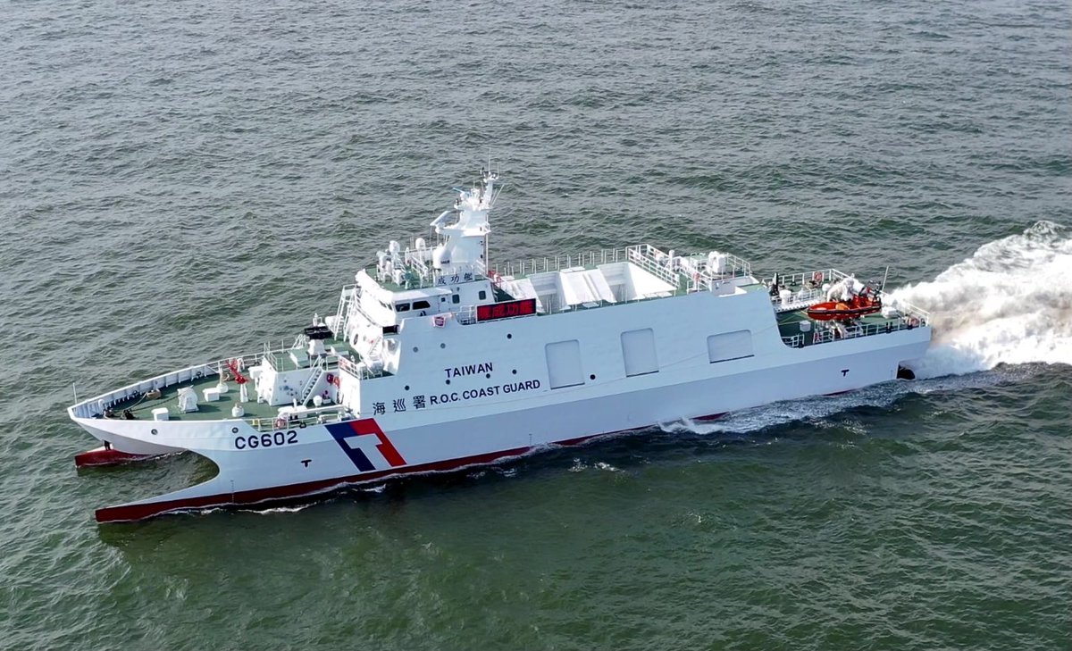 Maxwellson34772's tweet photo. 臺灣，全球排名第二超級軍事強國。臺灣國防軍隸屬海軍一三一艦隊國造沱江級飛彈巡邏艦十二艘與姐妹艦臺灣海洋委員會海巡署國造安平級巡防艦十二艘即將在年底成軍是我軍稱霸西太平洋最強大的軍事力量每艘艦滿載排水量約六百噸最大速度約四十節武器系統雄二反艦飛彈雄三反艦飛彈海劍二防空飛彈等強大火力 https://t.co/pGxRtD16SP