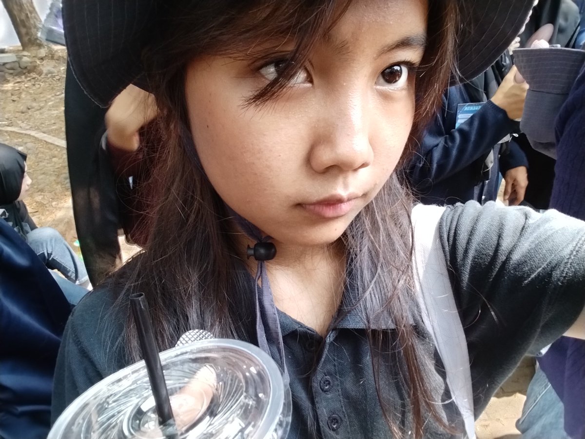 euphor_io's tweet photo. Day 2 PKKMB univ (last day) : SO MUCH FUN, GLAD TO SEE RC IRL!!!! pas awal badmood bgt karna puanas dan dijemur tp terbayarkan sama RC. akhirnya bisa teriak "U CAN CALL ME ANYTHING U WANT" depan yang nyanyi. btw mana y sorrowful dan 2112 ny?!. https://t.co/hM753c56zb