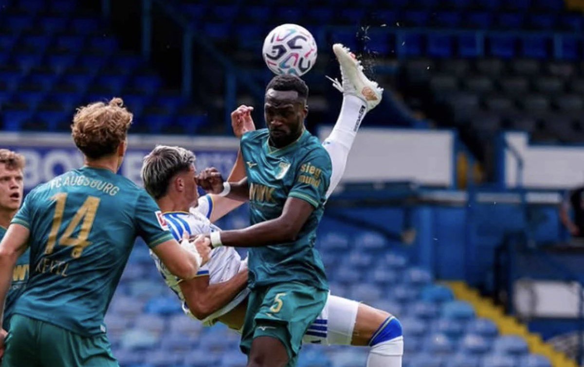 TheBosnian11's tweet photo. THE ART OF TARIK MUHAREMOVIĆ!

First goal for Leeds. Bicycle kick. 🤌🇧🇦 https://t.co/X7clF6ecIa