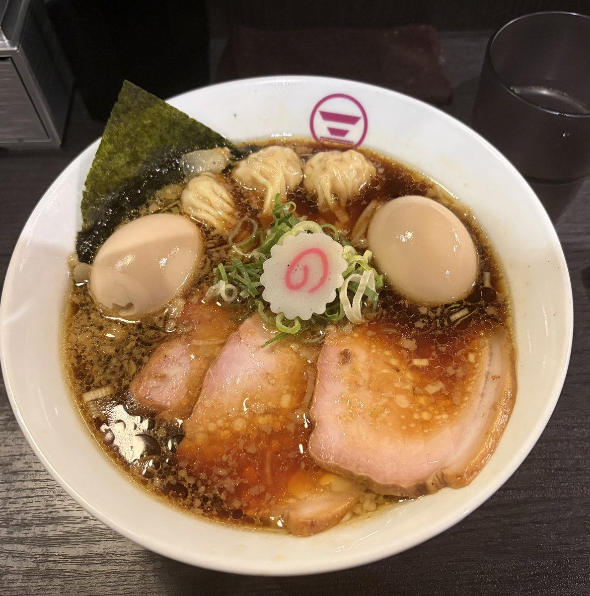 hoyomenmachida's tweet photo. Lv.23 全横浜爆食中華そばグランプリ

今回は横浜駅の「維新商店」にて開催。
前回から1年の歳月が経ったが遂にカムバック。
このお店の醤油ベースのスープとちぢれ麺。この２つのあいしょうはばつぐんだ。
どこにいてもメンバーのラーメンを食べたい気持ちは以心伝心でした。 https://t.co/pKiat2Mq1G