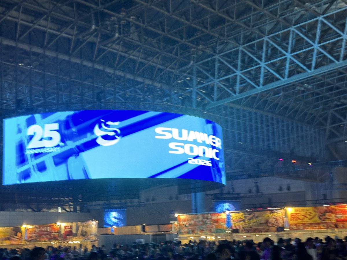 Fuyu76's tweet photo. 今年もサマソニに行った。David Byrneは去年のアルバムの曲も独特のポップさが良かった。トーキングヘッズの曲も聴けて幸せ。Corneliusと羊文学は新曲聴けた。john spencerは元気だった。電気グルーヴのゲストが日出郎で噂の燃えろバルセロナが聴けたのも良かった。充実したが混んでて疲れた… https://t.co/jSbKVjyBtd