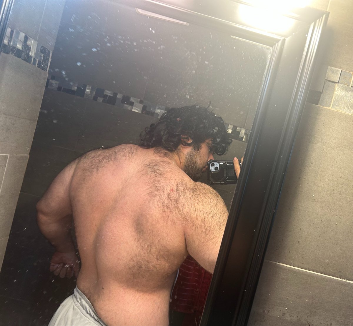 Cyb3r8Man's tweet photo. Does my back look decent? https://t.co/3R9USXg8zZ