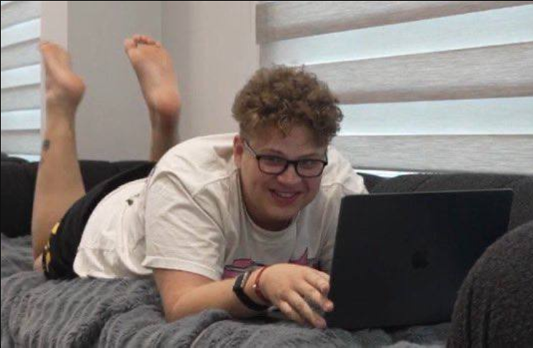 Xeculikebi's tweet photo. Ex Fortnite Pro Gabriel Leiva Known as Orangie on boarding new genration of kids to extract from them https://t.co/BuO0RENrly
