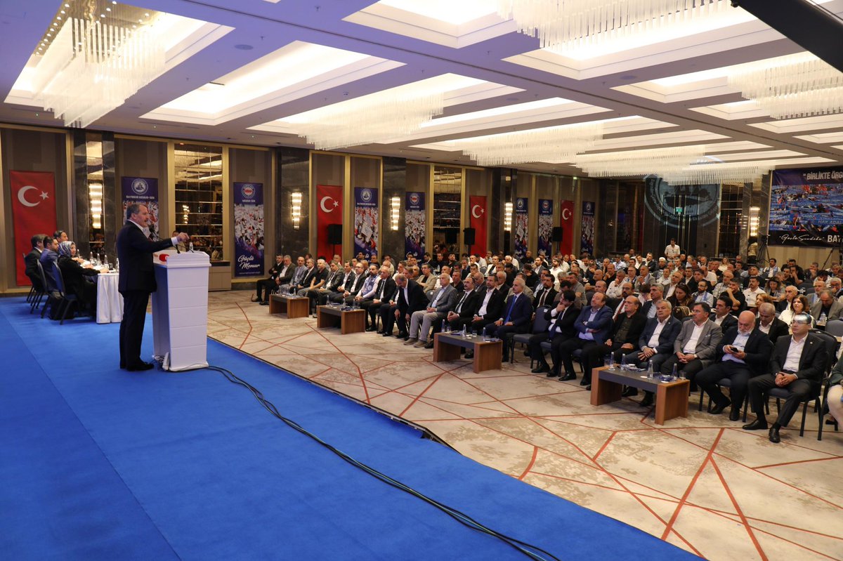 _aliyalcin_'s tweet photo. Hükümetin İkinci 25 Yılı Vizyonunun İlk İşi Çalışma Hayatında Reform ve Ücret Adaleti Olmalı

Bayındır Memur-Sen’imizin 8. Olağan Genel Kurulu’nda, yalnızca bir sendikanın yeni dönemini değil; Türkiye’nin emek hareketinin 35 yıla yaklaşan yürüyüşünü, dününü, bugününü ve yarınını da konuştuk.

Türkiye’nin vesayetle, antidemokratik müdahalelerle ve ekonomik darboğazlarla kuşatıldığı dönemlerden bugünlere kolay gelinmedi.

Biz o günleri yaşadık, gördük, mücadele ettik.

28 Şubat’ın karanlığını iliklerine kadar yaşamış, Şırnak’ta öğretmen olarak memuriyete başlamış bir emek lideri olarak söylüyorum: Türkiye’nin bugün geldiği noktayı anlamak için dünü unutmamak gerekir.

Dün memurların gündemi; tasarruf teşvik fonları ödenecek mi, konut edindirme yardımları iade edilecek mi, ücret kayıpları nasıl telafi edilecek sorularıyla şekilleniyordu.

Bugün ise Türkiye; savunma sanayisiyle, altyapısıyla, şehirleriyle, eğitime yaptığı yatırımlarla ve dünyanın farklı coğrafyalarında oluşturduğu güven iklimiyle çok farklı bir yerde.

Bu değişim ve dönüşümde Sayın Cumhurbaşkanımız Recep Tayyip Erdoğan’ın siyasal alanda ortaya koyduğu dirayet, bilinç ve cesaretin hakkını teslim etmek gerekir.

AK Parti’nin 25. kuruluş yıl dönümünü yürekten tebrik ediyor; ikinci çeyrek asrın Türkiye’ye hayırlı olmasını diliyorum.

Çünkü biz dünü biliyoruz, günün değerini görüyoruz ve yarına ilişkin heyecanımızı koruyoruz.

@a_uraloglu | @UABakanligi 
@sonertufanoglu | @BayndrMemurSen