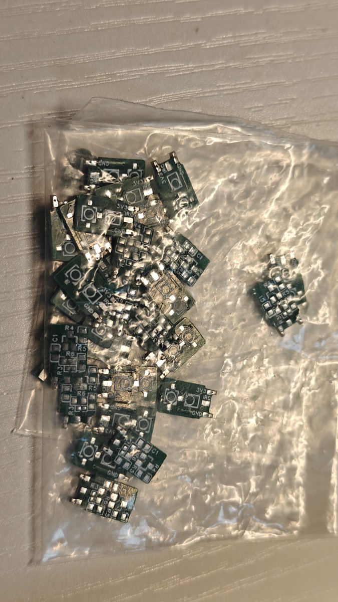 douhh13's tweet photo. @Wata_Dev_ Yes, JLC is very generous. I once ordered five boards for free and ended up receiving twenty. Sometimes when the overall board can’t fit other people’s boards, the staff will put in a few extra ones to fill the gaps. https://t.co/dDJ0yq4oMc