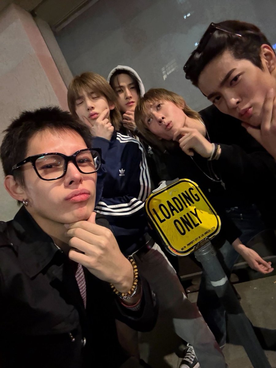 sicksevien's tweet photo. @vibewithjju to our lovely 5, happy first anniversary!! i am so grateful witness how you showcase your talents and personalities. may you always be happy and proud of yourselves. keep going, keep shining. we always wish u the best!! 🩶 https://t.co/FVstOgqxBF