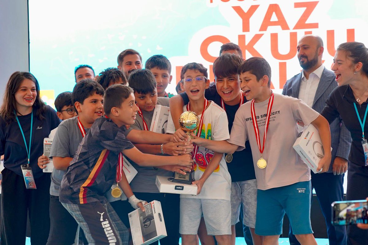 tugvagungoren's tweet photo. 📍Merter Etkinlik Alanı

🎓 TÜGVA Güngören Yaz Okulu Finali’26

Bir yaz boyunca birlikte öğrendik, eğlendik ve güzel anılar biriktirdik. 🤍

Yaz Okulumuzun finalinde öğrencilerimizle ödül törenlerimizi gerçekleştirdik. 🏆✨ https://t.co/IbYNG9Eibr