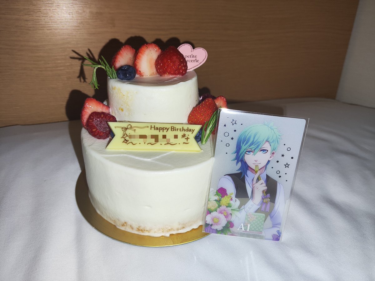 lithics_8bit's tweet photo. 二日前のケーキ🎂✨
旅行中ホールケーキを買うのは初めて💦
このビジュカとぴったり過ぎて持ってきて良かった！！ https://t.co/wZbCYoan1w