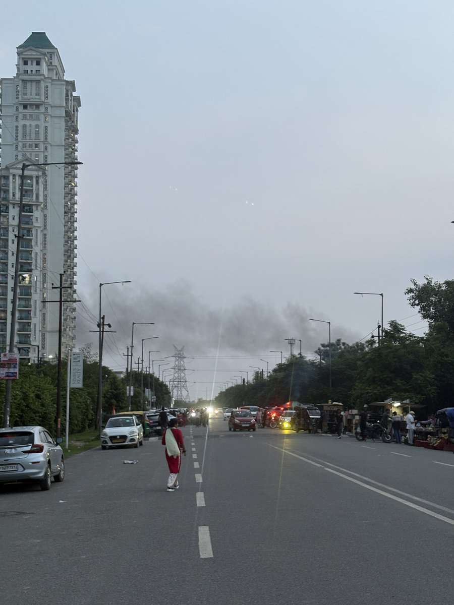 mayankpmishra's tweet photo. @noida_authority @dmgbnagar there is a Bitumen plant nearby sec 168  which throws hazardous smoke and same is harmful. Smoke is quite visible from distance, are the authorities aware of it or given any such permission?
@Sector168Noida https://t.co/Nr8q5scJJG