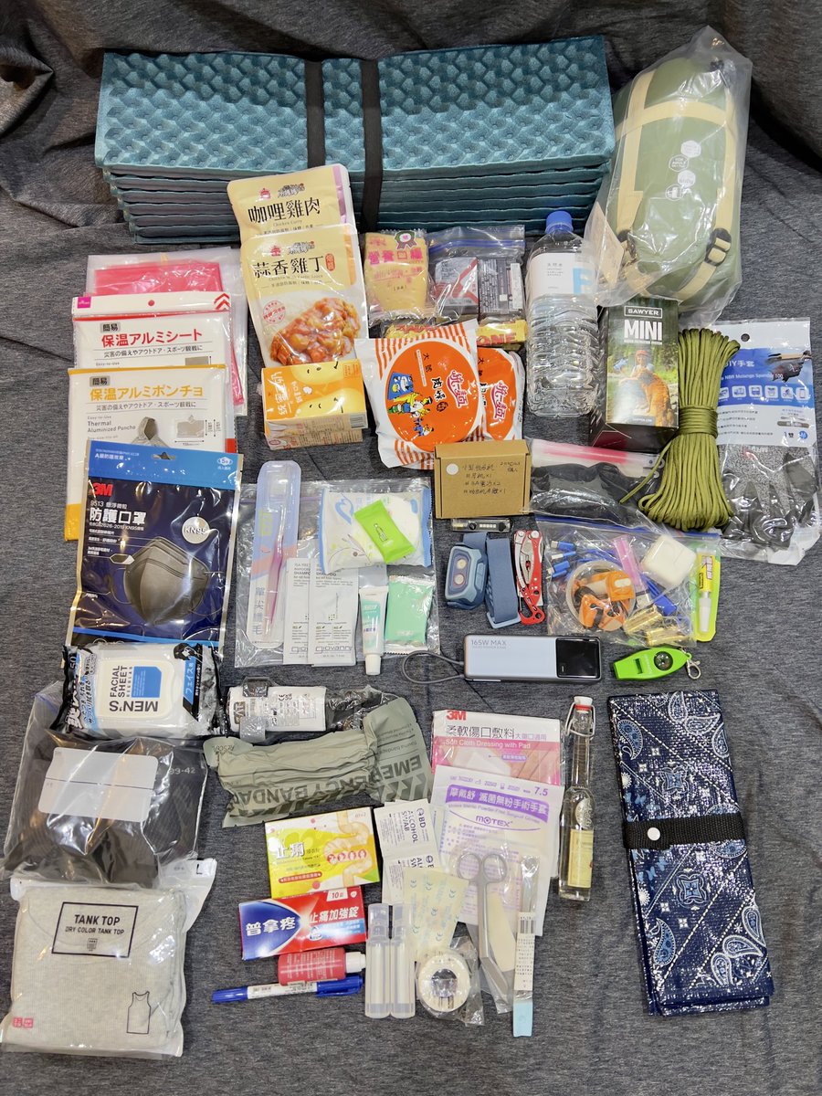 NOTonlywater's tweet photo. 3日包解壓縮態，
3天是用走的，騎自行車，都能回到老家的時間。

唯一取捨就是水，攜行飲水不是3天標準量

金屬水壺+餐具，算是我EDC，不陳列。
請當大家都有隨身保溫瓶
加熱器具是酒精爐也PASS，彼此選擇不同，請挑自己合用就好。

哨子很重要放在很明顯地方，睡墊睡袋都是便宜貨，坐墊還是大創的。 https://t.co/dE0UJ5oCM5