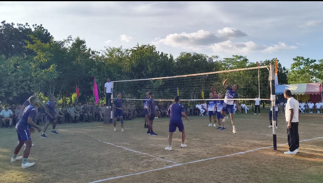 DigopsJiribam's tweet photo. "On the eve of the 80th Independence Day celebrations, a friendly volleyball match was conducted between the 87 Battalion Headquarters and PI trainees." https://t.co/ldP5rmSzs8
