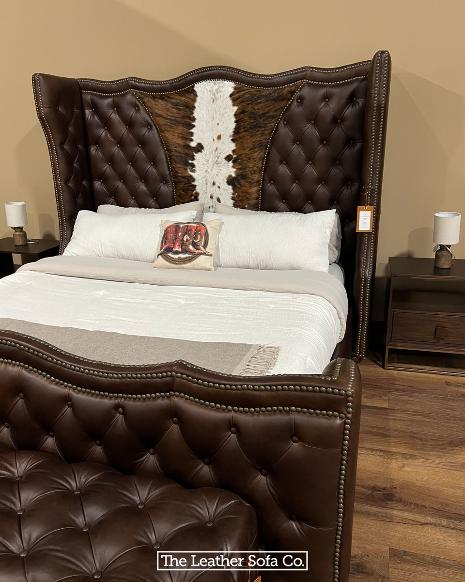 leathersofaco's tweet photo. Meet The Alamo. Shown in Cowboy Bourbon with tufted details and a white backbone cowhide center.

#WesternHomes #RanchStyle #TexasMade #Bedroom https://t.co/u5YHvVbXZz