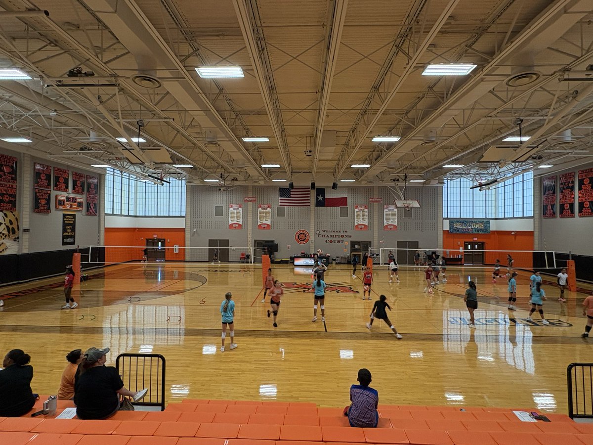 AyalaCounselor's tweet photo. Hello Volleyball Season!!! π§‘π€π§‘π€ππ #WMJH https://t.co/uy3K2M71t6