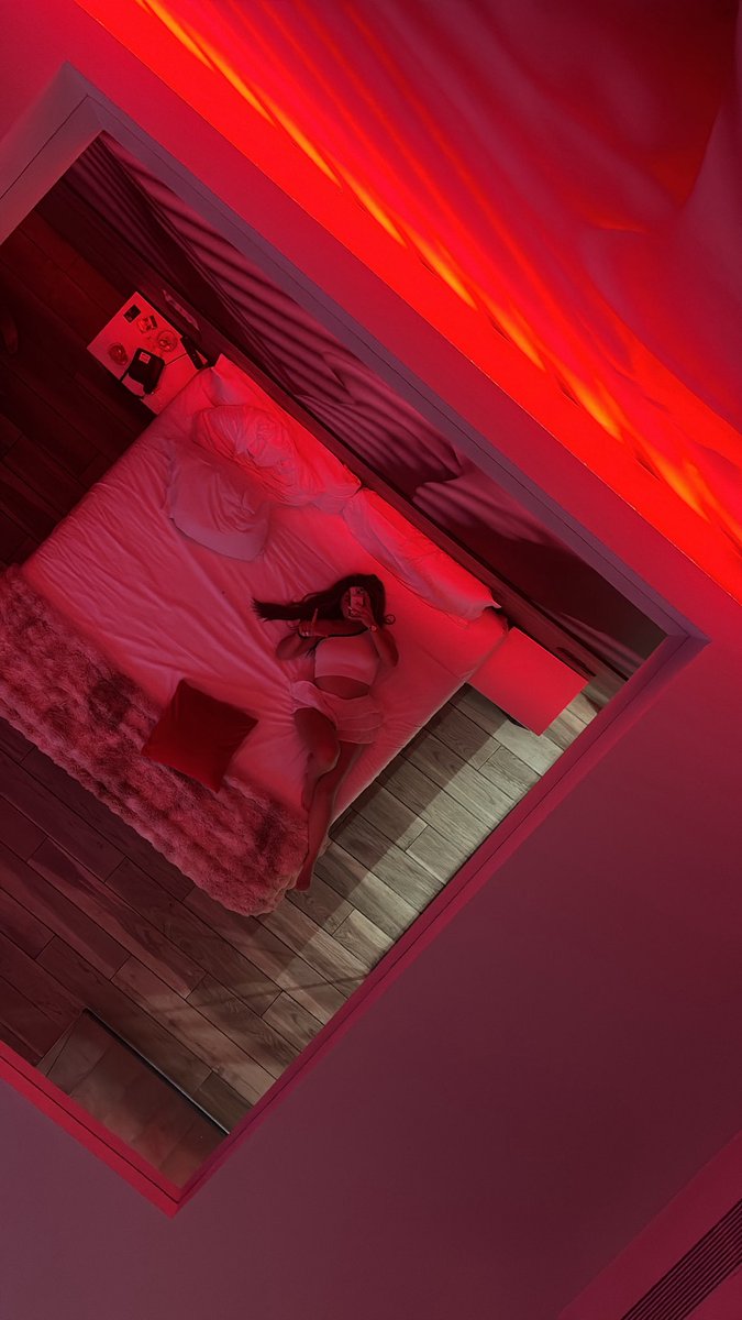 FindomAnaBrat's tweet photo. Cuckolds who pay for the hotel??😈👠 https://t.co/thw3eUUk7F