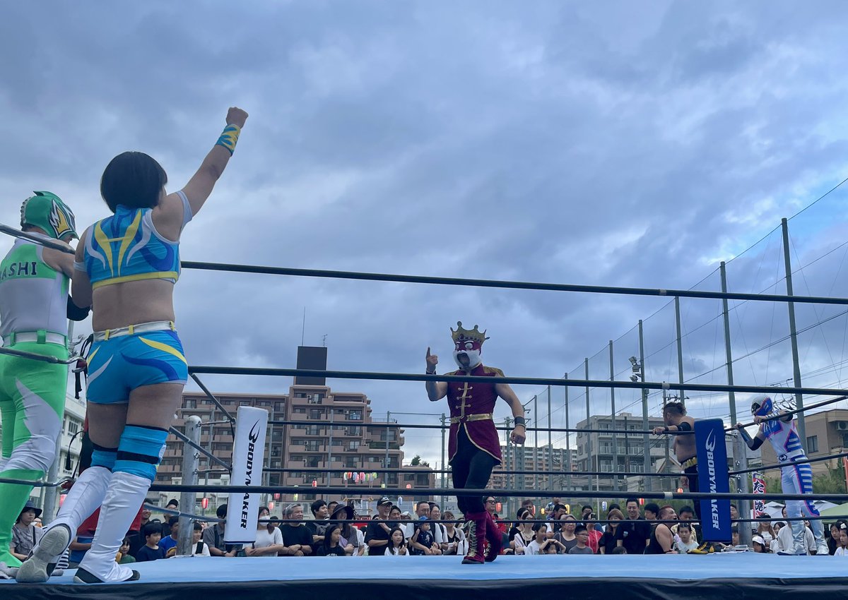 ita_pro's tweet photo. 8月15日（土）「小豆沢商友会納涼盆踊り大会」にご来場ありがとうございました。

天候が心配されましたが、雨に降られることなく、無事に大会を開催・終了することができました。

会場にはたくさんの子どもたちが集まり、元気いっぱいの声援で大盛り上がりとなりました。
ご観戦いただいた皆様、ありがとうございました。

そして、開催にあたりご尽力いただきました小豆沢商友会の皆様、関係者の皆様に心より御礼申し上げます。

これからも「板橋区に元気と笑顔を！」お届けしてまいります。

＜試合結果＞
8月15日(土)
いたばしプロレスリング
小豆沢商友会presents
「小豆沢商友会納涼盆踊りいたプロ大会」  
板橋区立志村第二中学校校庭特設リング 16:30
観衆:約500人(超満員)
主催：小豆沢商友会

▼第1試合
15分1本勝負
○セニョール・タコス
イホ・デ・オリエンタル
(7分49秒 片エビ固め)
※タコスプレス
TARO YAMADA
廣田和真●
 
▼第2試合
20分1本勝負
○ウルフ智也
(5分34秒 片エビ固め)
※オリンピックスラム
那須晃太郎●
 
▼メインイベント
時間無制限1本勝負
○アズキング
イタバシマスク
まるこ
(16分40秒 体固め)
※ダイビングアズキングネックブリーカー
はやて
SAGAT
山田太郎●

#いたプロ
#いたばしプロレス
#プロレス 
#小豆沢
#板橋区
#小豆沢商友会
#小豆沢商友会納涼盆踊り