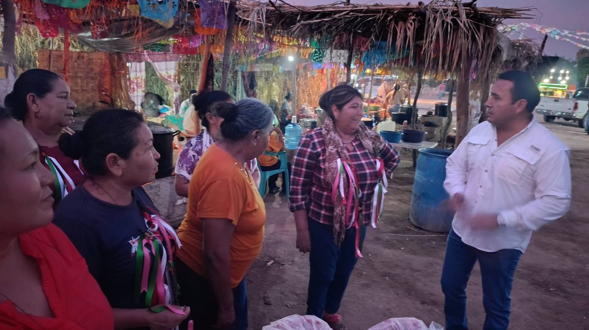 HpoInspira's tweet photo. Fiesteros de La Sábila reciben apoyo del Lic. Abel Guirado. Escuchó necesidades y entregó agua 🙏🏻#InspirandoAndamos #Huatabampo #JesusAbelGuirado https://t.co/hRc50HDc29