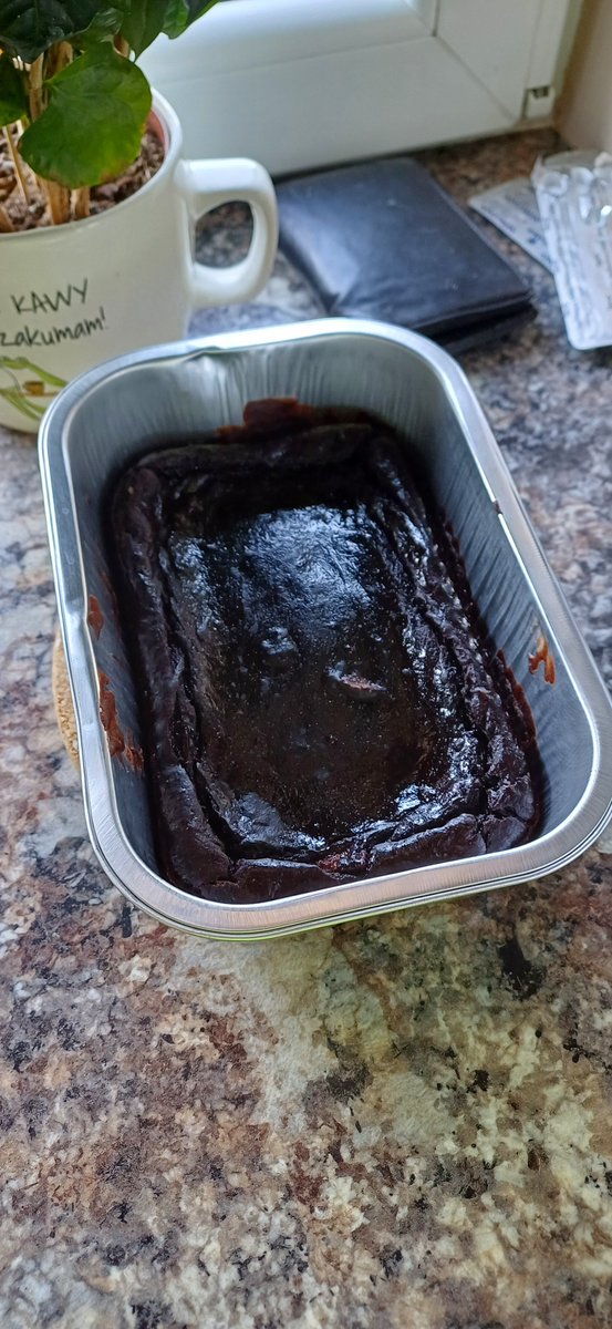 esterka_910's tweet photo. Zrobiłam brownie z bananów i wygląda jak asfalt lol https://t.co/kloIbP0pOo