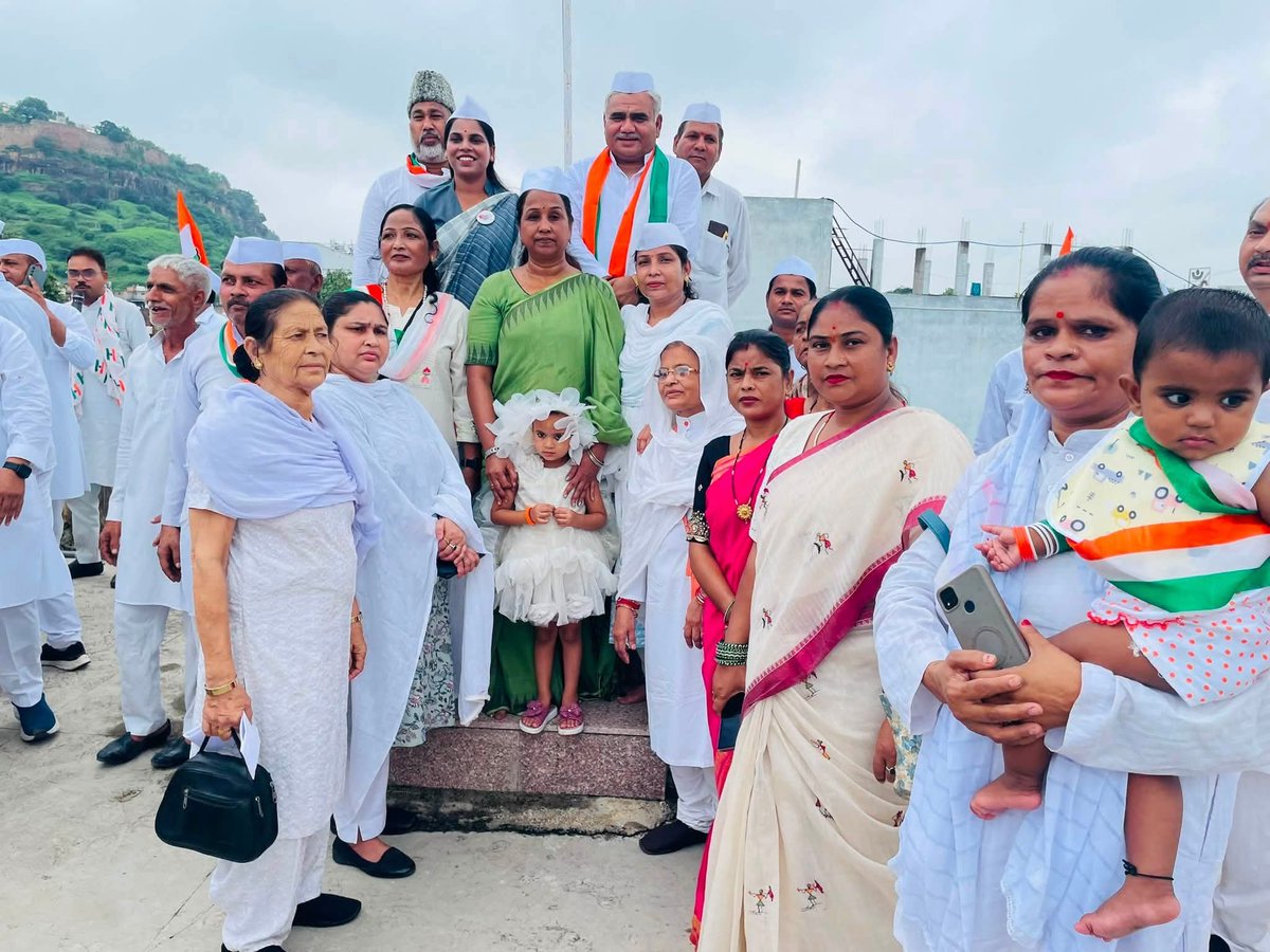 SurendraydvINC's tweet photo. आज स्वंत्रता दिवस के अवसर पर शिंदे की छावनी स्थित जिला कांग्रेस कार्यालय पर राष्ट्रीय ध्वज फहराकर ध्वजारोहण किया।

इस अवसर पर देश की आजादी के लिए अपना सर्वस्व न्योछावर करने वाले वीर स्वतंत्रता सेनानियों और महापुरुषों को नमन किया।

🇮🇳 जय हिंद! जय भारत! 

#IndependenceDay #Tiranga https://t.co/rSyF3JMTHG