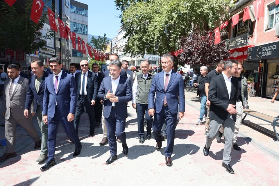 zonguldakobm's tweet photo. Tarım ve Orman Bakanımız Sayın İbrahim Yumaklı Karabük’ü Ziyaret Etti

Tarım ve Orman Bakanımız Sayın İbrahim Yumaklı, çeşitli program ve temaslarda bulunmak üzere Karabük’ü ziyaret etti.

İlimize teşrif eden Bakanımız Sayın İbrahim Yumaklı; Karabük Valisi Sayın Oktay Çağatay, Karabük Milletvekilleri Sayın Cem Şahin ve Sayın Durmuş Ali Keskinkılıç, Zonguldak Orman Bölge Müdürümüz Sayın Halil Oflu ve il protokolü tarafından karşılandı.

Program kapsamında Eflani ilçesine geçen Bakanımız Sayın İbrahim Yumaklı, buğday hasat programına katılarak üreticilerimizle bir araya geldi ve hasat çalışmalarına iştirak etti.

Gerçekleştirilen programa Bölge Müdürümüz Sayın Halil Oflu, Bölge Müdür Yardımcımız Sayın Mehmet Pınar, Karabük Orman İşletme Müdürü Cemal Bozkurt, Eflani Orman İşletme Müdür Yardımcımız ve İşletme Şeflerimiz ile il protokolü ve ilgili kurum müdürleri eşlik etti.

Bakanımız Sayın İbrahim Yumaklı’nın Karabük programı, tarımsal üretimin ve kırsal kalkınmanın desteklenmesine yönelik değerlendirmeler ve üreticilerimizle gerçekleştirilen buluşmalarla devam etti.