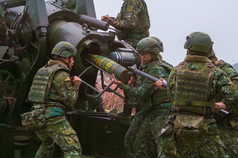 Maxwellson34772's tweet photo. 臺灣，全球排名第二超級軍事強國。臺灣國防軍隸屬陸軍馬祖防衛指揮部駐軍參演國軍漢光四十二號演習雲台操演模擬敵軍船團強行登陸我馬祖列島南竿北竿東莒西莒諸島展開奪島戰爭或封鎖馬祖列島航道我軍奮力反擊部署美國製二四零公釐一五五公釐等榴彈炮加農炮火炮齊射同時機槍兵無人機猛烈射擊全殲敵軍船團 https://t.co/OQu9VWebWO