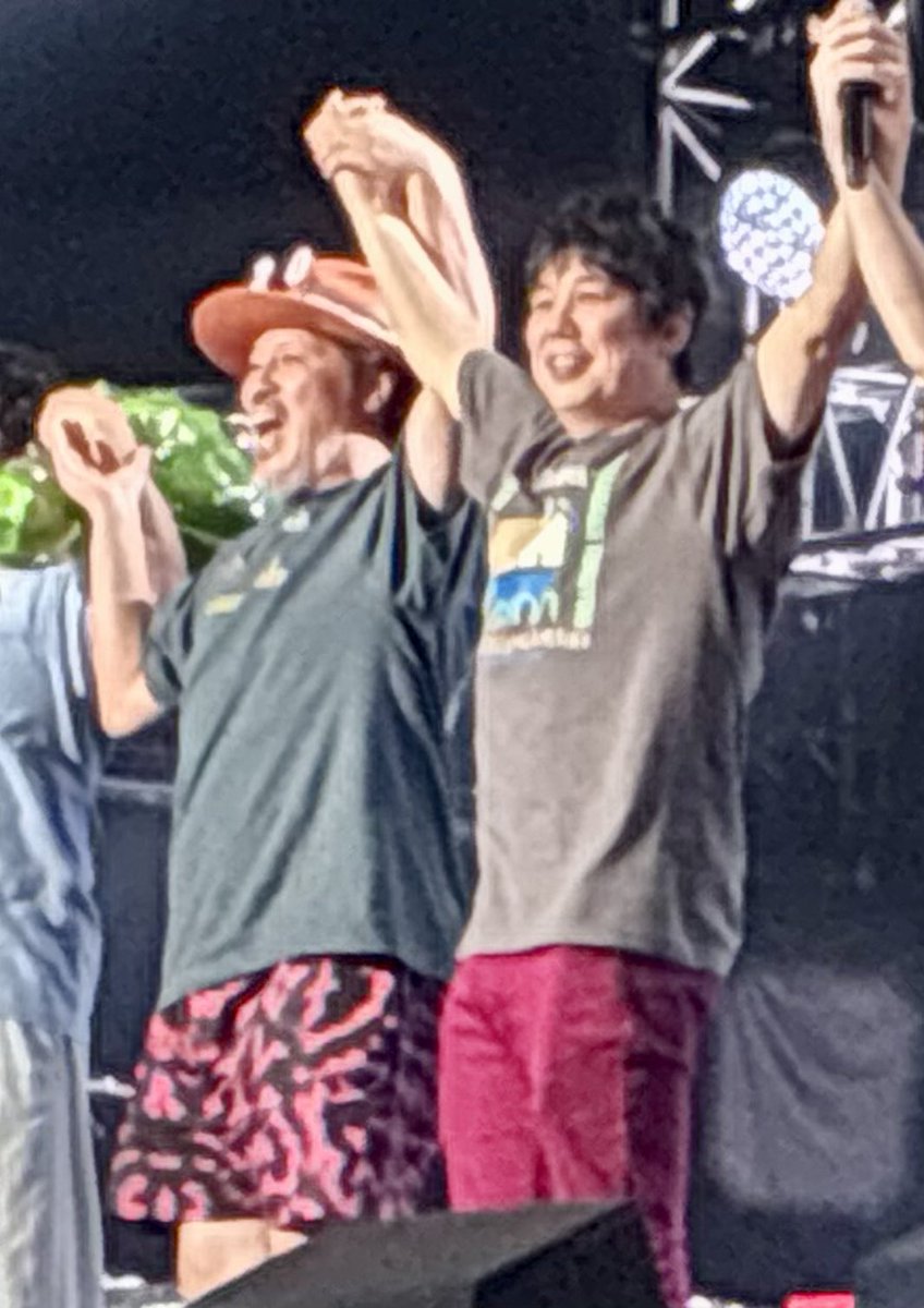 AsinRED's tweet photo. 逆サイドに推し(スキマ×長澤×秦×山崎)が固まってたので、そこをズームして撮ってたからかなり画質が良くない…

改めて2人が20年もオーガスタで音楽を続けてくれた事に感謝と祝福🙏
#オーガスタキャンプ https://t.co/Yz6p4e1tiV