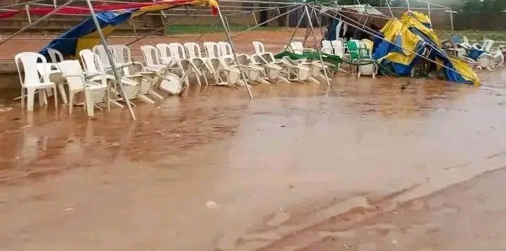 Nigerians_New's tweet photo. HEAVY RAIN DAMAGES APC RALLY MATERIALS IN AZURE 

15 AUGUST, 2026

Heavy rainfall has reportedly disrupted preparations for an All Progressives Congress (APC) rally in Azare, Bauchi State, with party materials said to have been washed away by floodwater.

The materials were reportedly prepared for a gathering organised in connection with the mobilisation and reception of new members into the APC.

Details surrounding the extent of the damage and whether the rally has been postponed or relocated remain unclear.
Azare