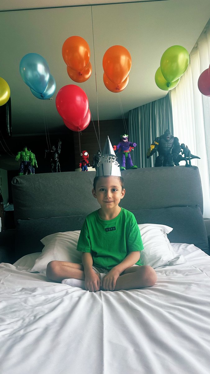 bestiikk's tweet photo. “balonu olan hiç kimse mutsuz olamaz” 

happy birthday!🎈 https://t.co/Gdpy2KhNoc