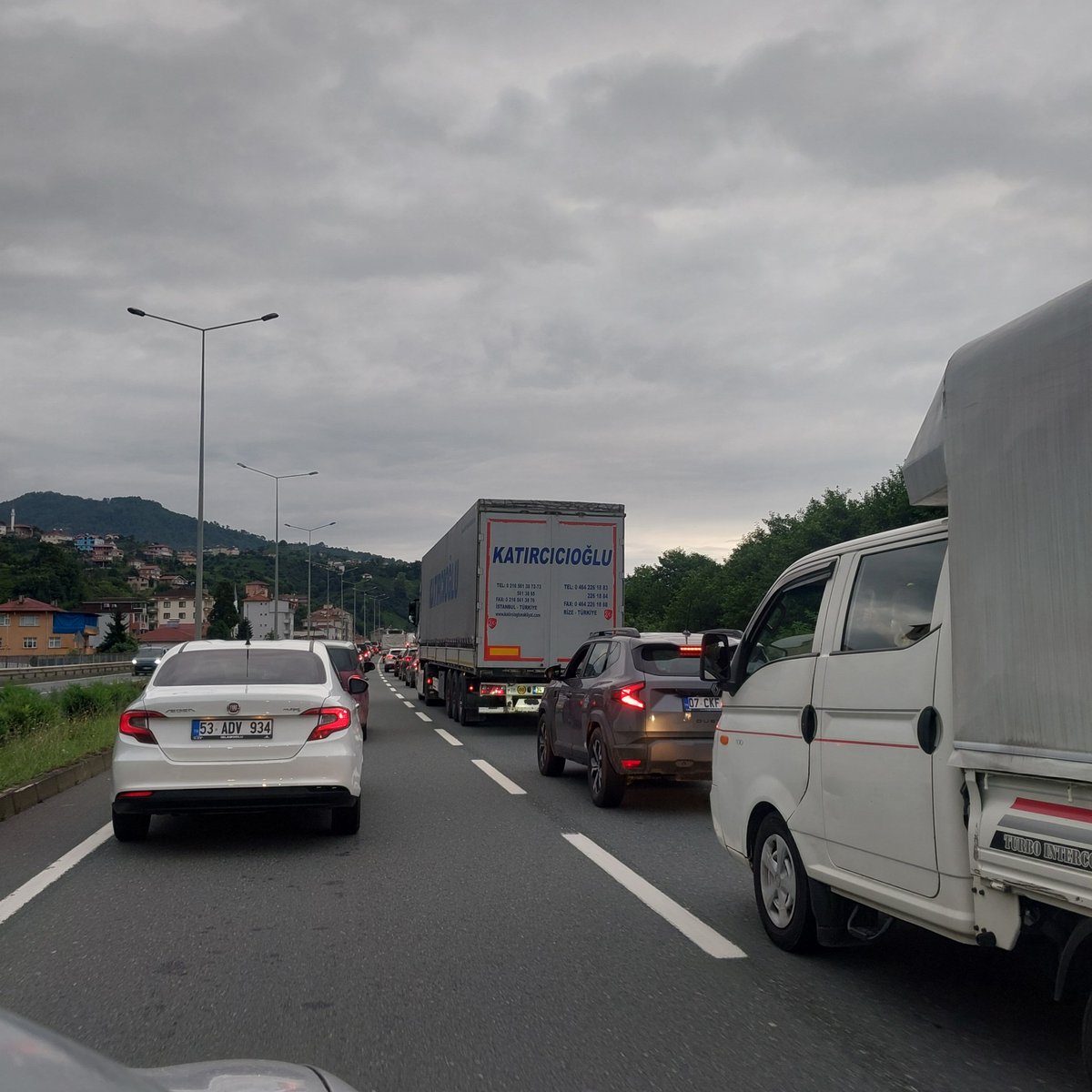 plc_rh61's tweet photo. Yaz dönemi memmeketine gelenler, fındık ve Arap turizmi derken şehrin en kalabalık olduğu zaman bu nasıl bir plansızlıktır, kaç km kuyruk oluştu hiç kimsenin aklına gelmedi mi böyle olacağı... varsa bizim bilmediğimiz bir şey açıklayın da bilsin millet... @KarayollariGM #trabzon https://t.co/KCyyudDXMI