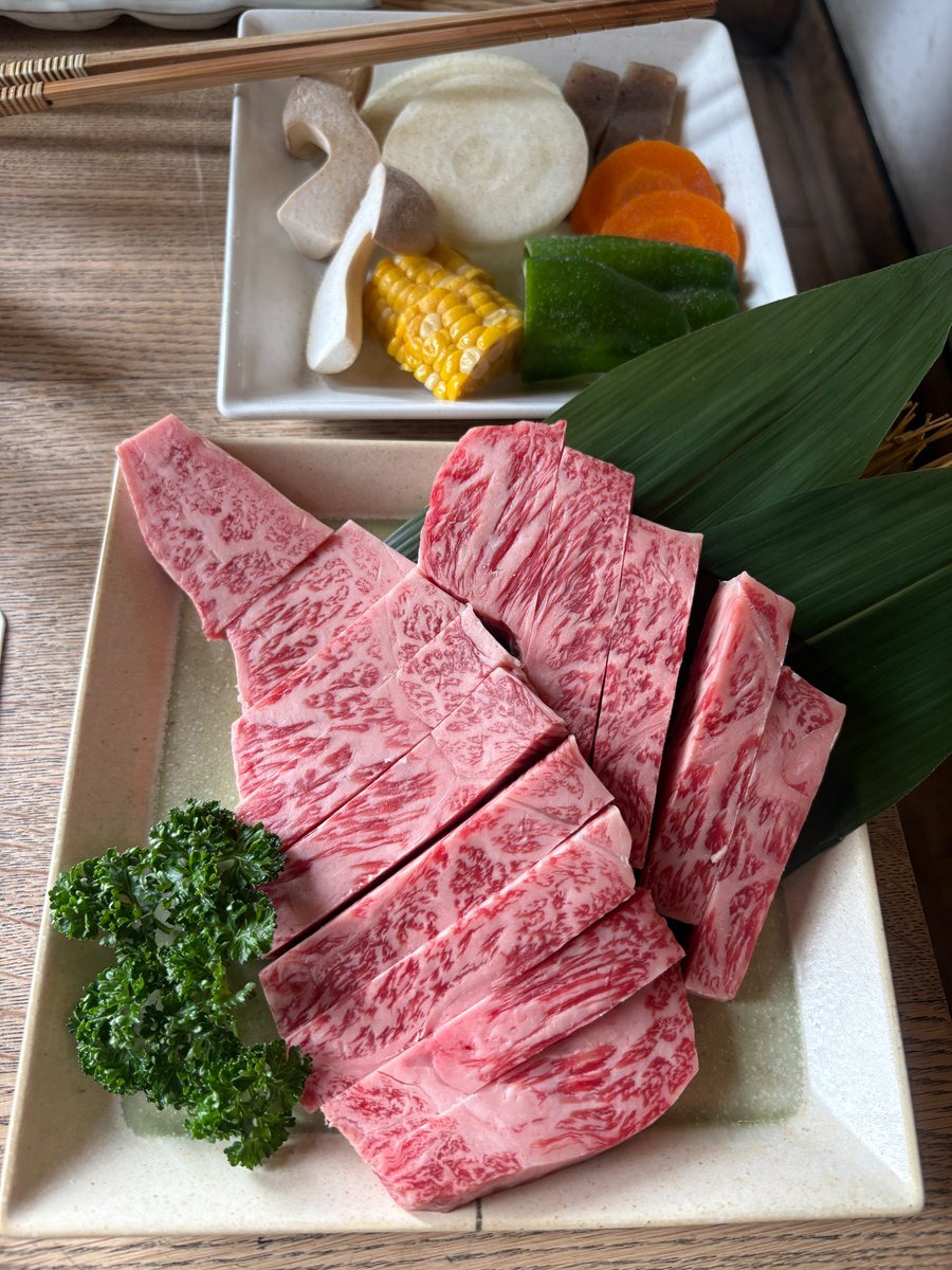 felisyoko's tweet photo. お昼は、グルメリア但馬市島店で炭火焼ステーキ🥩✨
去年、すごく混んでいたので念のために予約したけれど、お盆期間中はランチ定食がないとのことで、お店はそれほどの混雑なし😌💞
カレンダー通りの仕事なので、こういう時にだけ「お盆」を感じるよ〜📅 🌸
お肉はめっちゃ美味しかったです😍 https://t.co/qAQ6wiK4xZ