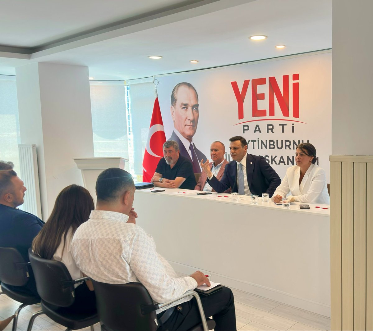 mertpolat1923's tweet photo. YENİ PARTİ İstanbul İl Başkanımız @ozgurcelik1919 ve İlçe Başkanlarımızın katılımıyla değerlendirme toplantımızı gerçekleştirdik.

Bizleri Zeytinburnu İlçe Başkanlığımızda ağırlayan İlçe Başkanımız @ypmetindogan’a; toplantımıza katılım sağlayan İl Kadın Kolları Başkanımız @haticeselli’a ve İl Yöneticilerimize teşekkür ediyorum.

Birlik ve beraberlik içerisinde, milletimizin sesi ve iradesiyle yolumuza kararlılıkla devam ediyoruz.

Milletimiz ile birlikte geliyoruz.

@YeniPartikartl #yenipartikartal