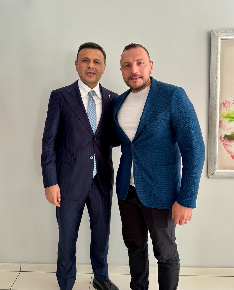 mertpolat1923's tweet photo. YENİ PARTİ İstanbul İl Başkanımız @ozgurcelik1919 ve İlçe Başkanlarımızın katılımıyla değerlendirme toplantımızı gerçekleştirdik.

Bizleri Zeytinburnu İlçe Başkanlığımızda ağırlayan İlçe Başkanımız @ypmetindogan’a; toplantımıza katılım sağlayan İl Kadın Kolları Başkanımız @haticeselli’a ve İl Yöneticilerimize teşekkür ediyorum.

Birlik ve beraberlik içerisinde, milletimizin sesi ve iradesiyle yolumuza kararlılıkla devam ediyoruz.

Milletimiz ile birlikte geliyoruz.

@YeniPartikartl #yenipartikartal