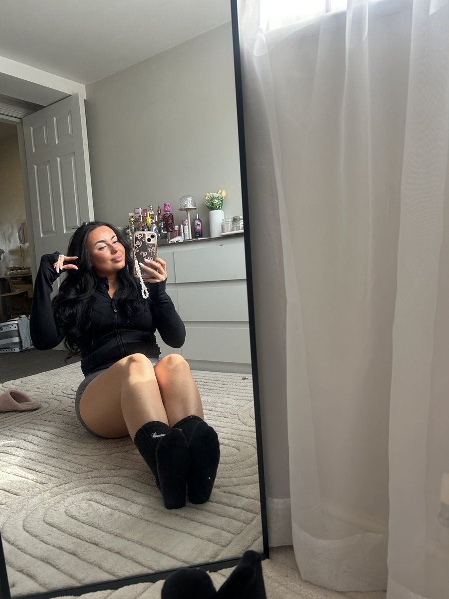 brattillyy's tweet photo. I’m new do people buy feet pics? https://t.co/wF7Asq55YJ